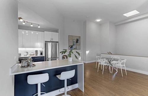 The Loop Copropriété | Downtown Penthouse 2bd +Parking, Gym, Private Patio, Pool