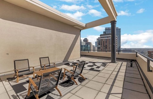 The Loop Copropriété | Downtown Penthouse 2bd +Parking, Gym, Private Patio, Pool