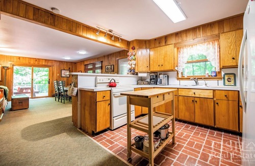 Laporte Cottage | Double terrasse surplombant le lac au chalet "Serenity" au bord du lac Mokoma