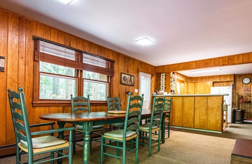 Laporte Cottage | Double terrasse surplombant le lac au chalet "Serenity" au bord du lac Mokoma