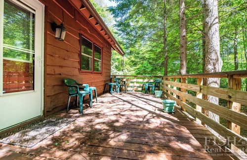 Laporte Cottage | Double terrasse surplombant le lac au chalet "Serenity" au bord du lac Mokoma