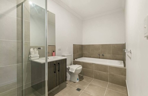 Browns Plains Maison | Dual-key 5BR Family home w/ stunning interior