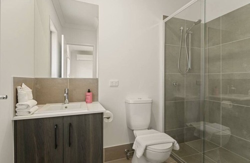 Browns Plains Maison | Dual-key 5BR Family home w/ stunning interior