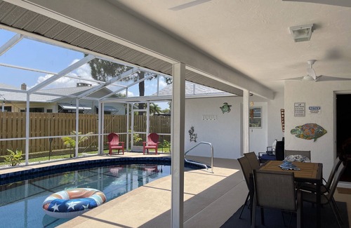 Palma Sola Maison | Duke & Sugars 🍍 Family Friendly ☀️ Retro Florida Vibes ,3 br ,2 bath, pool home .