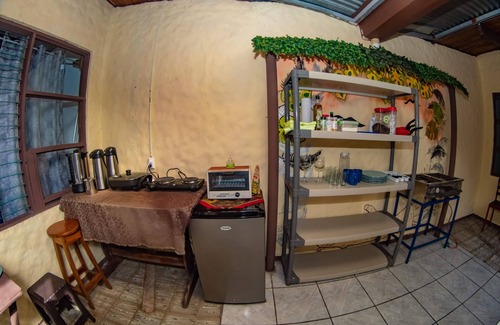 Quepos Appartement | DULCE VIDA POSADA. CENTRE VILLE . VENTILATEURS . LA TÉLÉ . WIFI . RESTAURANT