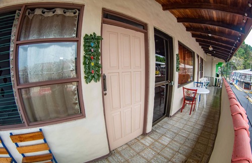 Quepos Appartement | DULCE VIDA POSADA. CENTRE VILLE . VENTILATEURS . LA TÉLÉ . WIFI . RESTAURANT