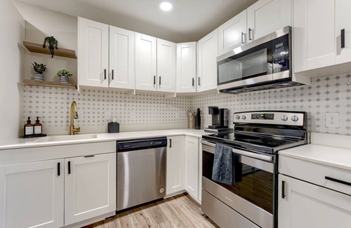Dundee-Happy Hollow Historic District Maison | Dundee Delight 3Br2Ba sleeps 9, central Omaha, heart of historical neighborhood