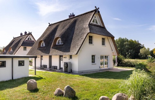 Am Salzhaff Maison | Dünenrose under thatch with fireplace and garden - Dünenrose and Tuttelduuv under thatch with fireplace and garden