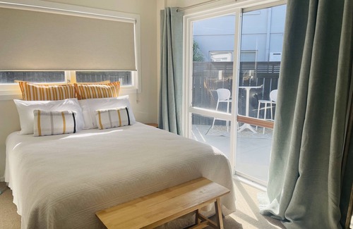 Papamoa Beach Maison | Dunes View - Central Papamoa, beach across the road! Pet Friendly 🐶