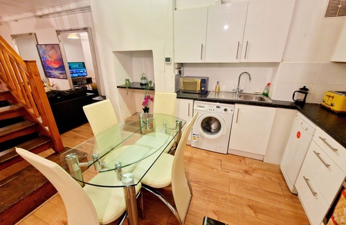 Kings Cross St. Pancras Appartement | Duplex Home with 3 bedrooms and Back Patio, near King's Cross Station