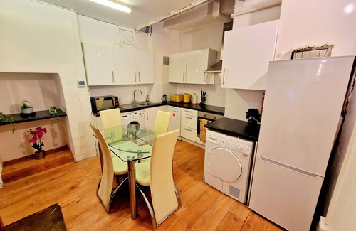 Kings Cross St. Pancras Appartement | Duplex Home with 3 bedrooms and Back Patio, near King's Cross Station