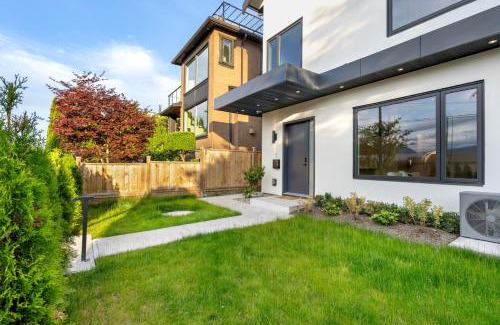 West Point Grey Maison | Duplex in West Point Grey with Parking and Balcony