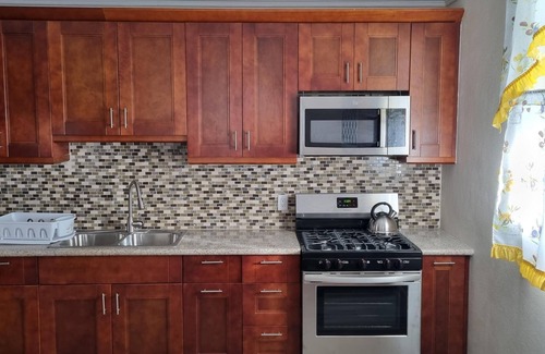 Gambier Maison | Duplex Townhouse, King Bed, Family-centric, Fast Wi-fi, near Beach, Free Parking