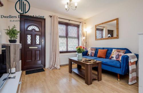 Redbridge Appartement | Dwellers Delight Living Ltd Serviced accommodation 2 Bed House, free Wifi & Parking, Prime Location London, Woodford