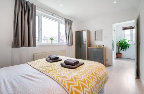 Hainault Maison | Dwellers Delight Living Ltd Serviced Accommodation, Chigwell, London 3 bedroom House, Upto 7 Guests, Free Wifi & Parking