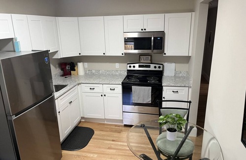 Beverly Appartement | Dwtn Apt~King Beds~Mins to Salem