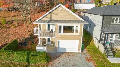 Sherbrooke Maison | Dynamite 2-Bedroom House, Garage, Sleeps 6
