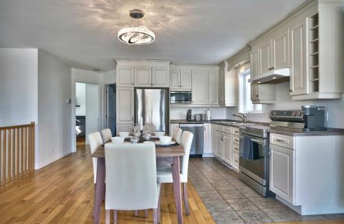 Sherbrooke Maison | Dynamite 2-Bedroom House, Garage, Sleeps 6