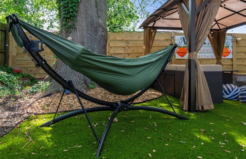 Pittsburgh Maison | Outdoor Projector, Karaoke, Pickleball, DTWN ATL By BeltLine