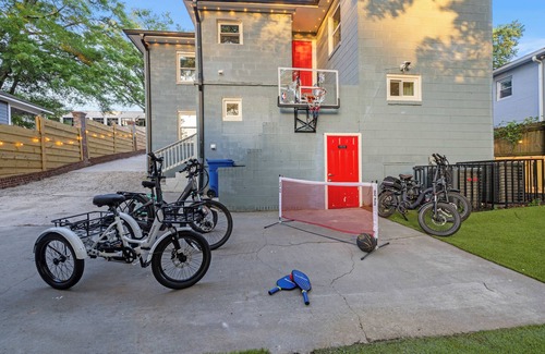 Pittsburgh Maison | Outdoor Projector, Karaoke, Pickleball, DTWN ATL By BeltLine