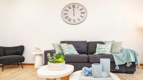 Blue Bay Maison | 'E Retreat by the Bay' by HolidayCo