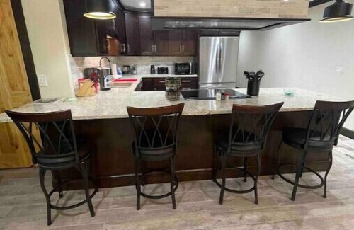 Ashtabula Chalet De Ski | Eagle River Retreat~hot tub~riverfront!