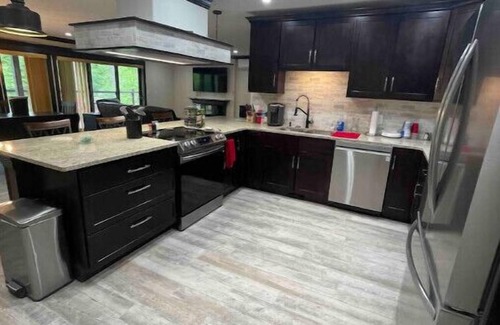 Ashtabula Chalet De Ski | Eagle River Retreat~hot tub~riverfront!