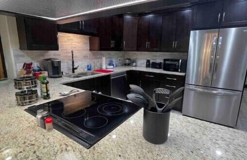 Ashtabula Chalet De Ski | Eagle River Retreat~hot tub~riverfront!