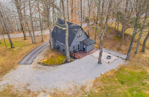 Nancy Maison | "Eagle's Cliff" at Lake Cumberland. Relaxing Beautiful Front Porch Lake View!