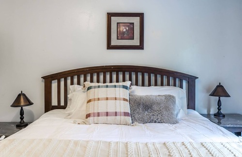 Paradise Estates Cabine | Cozy Rainier family getaway, kids & pet friendly!