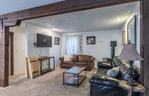 Paradise Estates Cabine | Cozy Rainier family getaway, kids & pet friendly!