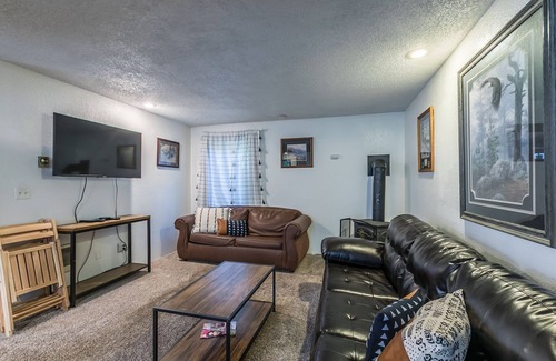 Paradise Estates Cabine | Cozy Rainier family getaway, kids & pet friendly!
