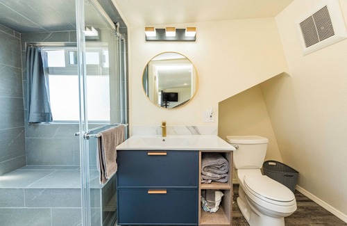Sequim Lit Et Petit-Déjeuner | Eagle's Nest - 2nd floor, stairs, King Bed.