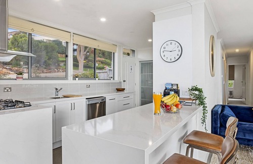 Dromana Maison | Eagle View Castle - Bay and City Views - Heated Pool and Spa