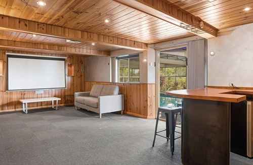 Dromana Maison | Eagle View Castle - Bay and City Views - Heated Pool and Spa