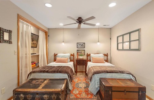 Rogers Maison | Eagles Landing - Cozy Cabin in the Woods - Walkable to Lake!