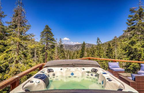 Alpine Meadows Maison | Eagles Nest by Tahoe Getaways - Pet Friendly with Hot Tub, Pool Table & Shuttle to Slopes