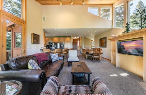 Alpine Meadows Maison | Eagles Nest by Tahoe Getaways - Pet Friendly with Hot Tub, Pool Table & Shuttle to Slopes