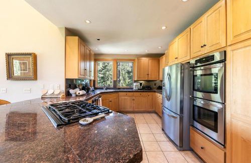 Alpine Meadows Maison | Eagles Nest by Tahoe Getaways - Pet Friendly with Hot Tub, Pool Table & Shuttle to Slopes