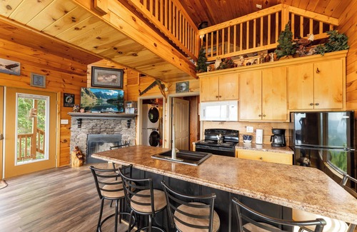 Bryant Cabine | Eagles Nest Cabin – Bluff Views & Hot Tub!