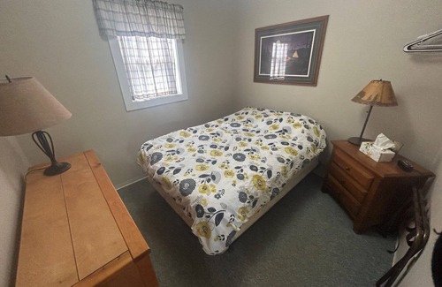 Duluth Station Balnéaire | Eagles Nest Resort Two Bedroom Cabins, Full Bar and Restaurant and RV Spaces