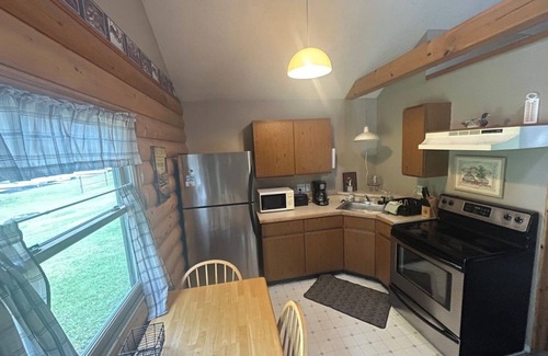 Duluth Station Balnéaire | Eagles Nest Resort Two Bedroom Cabins, Full Bar and Restaurant and RV Spaces