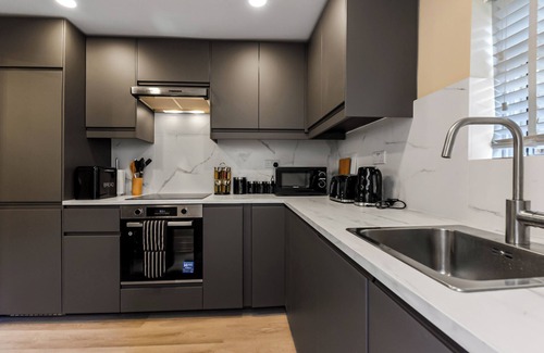 Tottenham Maison | Earthly Comforts, 3 BD Escape - Sleeps 8!