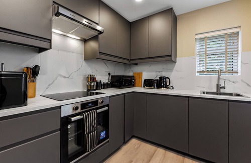 Tottenham Maison | Earthly Comforts, 3 BD Escape - Sleeps 8!