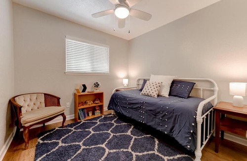 Pecan Springs Springdale Maison | East Austin 3BR 5 miles to downtown/UT stadium/Moody/SXSW. Large yard, pets Ok.