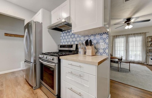 Pecan Springs Springdale Maison | East Austin 3BR 5 miles to downtown/UT stadium/Moody/SXSW. Large yard, pets Ok.
