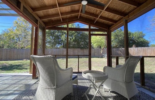 Pecan Springs Springdale Maison | East Austin 3BR 5 miles to downtown/UT stadium/Moody/SXSW. Large yard, pets Ok.