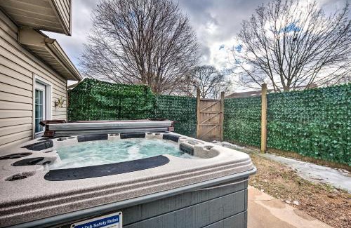 East Earl Maison | East Earl Retreat with Hot Tub Less Than 4 Mi to Town!