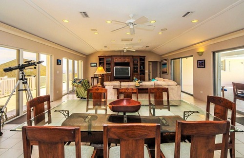Grapetree Maison | East End Overlook, 3 Acre Ridgetop Estate avec des vues Dual Shore