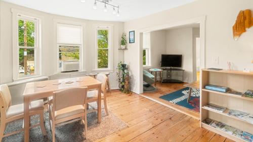 East End Appartement | East end. Walk to food, beer and downtown fun.